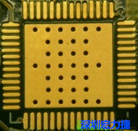 這是最不好的通孔設(shè)計，貫穿通孔直接擺放于QFN的接地散熱墊上，制造上無法確保其錫量，也就無法確保焊接良好。