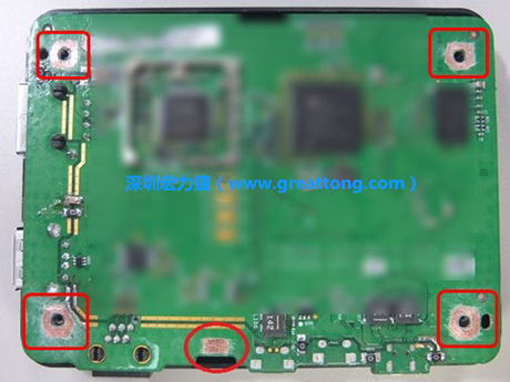 手動(dòng)去綠漆。使用傳統(tǒng)的刀片去除綠漆后的效果。