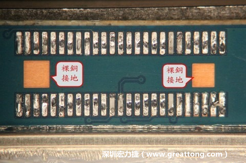 把板對(duì)板連接器全部移除，發(fā)現(xiàn)其下方板子共有兩個(gè)裸銅的方形設(shè)計(jì)。