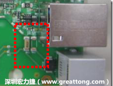 有人認為電容旁邊已經(jīng)有螺絲將電路板固定于機殼上了，不應該發(fā)生電路板彎曲的現(xiàn)象才對。
