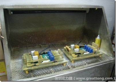 使用噴涂(Spraying)方式作業(yè)conformal coating時(shí)，需設(shè)備抽真空的設(shè)備，否則噴涂的物質(zhì)會(huì)飄散到空氣當(dāng)中，影響人體的健康。