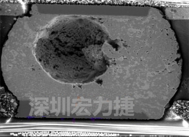 錫球氣泡大到足以影響到焊接的品質(zhì)，下圖是錫球切片后的剖面，可以很明顯看到氣泡已經(jīng)有錫球的 1/3 大了