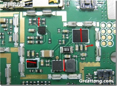 圖中顯示一塊電路板使用這種屏蔽夾(shielding clip)的實(shí)例?；旧衔覀?cè)趶澖堑牡胤蕉荚O(shè)計(jì)擺放了一個(gè)屏蔽夾，這樣可以讓作業(yè)員比較方便安裝屏蔽罩(shielding can)時(shí)的對(duì)位準(zhǔn)確。然后在其他沒有屏蔽夾的地方也設(shè)計(jì)了一些接地的布線，一來(lái)可以稍微提升屏蔽罩的電磁隔絕能力，另一方面也可以為屏蔽夾無(wú)效時(shí)，馬上可以更改為屏蔽框，而無(wú)需要重新設(shè)計(jì)電路板。