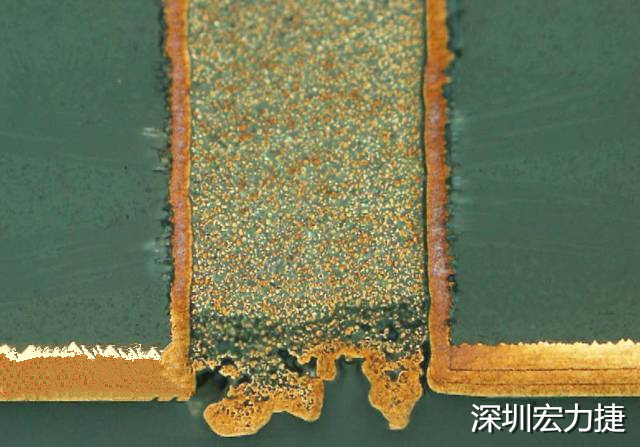 PCB設(shè)計之導(dǎo)電孔塞孔工藝 導(dǎo)電孔Via hole又名導(dǎo)通孔，為了達到客戶要求，導(dǎo)通孔必須塞孔，經(jīng)過大量的實踐，改變傳統(tǒng)的鋁片塞孔工藝，用白網(wǎng)完成板面阻焊與塞孔。生產(chǎn)穩(wěn)定，質(zhì)量可靠。