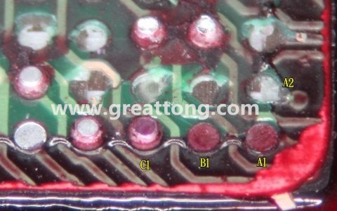 下圖是紅墨水測試后將PCB板子拿回來側(cè)一個(gè)角度拍攝的照片，就可以很清楚的看到錫球黏在PCB端，或不在PCB端。