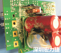 元件選擇不當導致大量電流或電壓流經(jīng)電路，將會發(fā)生像這個燒融電容器的損壞情形。