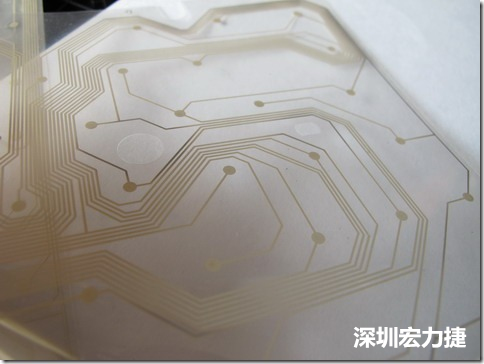 下面第二個(gè)圖則是另一片也有著按鍵線路的PTF，當(dāng)上、下兩面PTF的按鍵結(jié)點(diǎn)互相接觸后就可以計(jì)算出是哪個(gè)按鍵被按下了。可是當(dāng)按鍵沒有按下時(shí)，上下兩片PTF的線路則是分開的，所以上圖那片PTF的線路上面其實(shí)還另外覆蓋了另一層透明的PET作為絕緣層，只露出了需要在鍵盤按下時(shí)才會(huì)碰觸的接觸點(diǎn)，因?yàn)檫@些材質(zhì)使用的都是Polymer，所以才撐這樣的技術(shù)為Polydome(聚合簧片)。