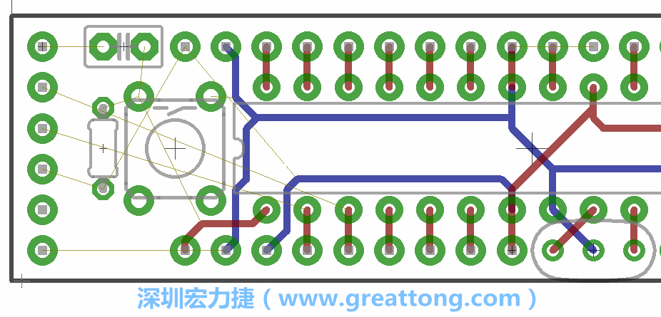 到目前為止，你應(yīng)該只剩下四個(gè)部分還未進(jìn)行布線，10K重置上拉電阻器、重置電容和1×6的序列排針。