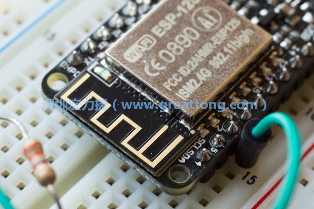 Adafruit Feather板上的無線電天線。