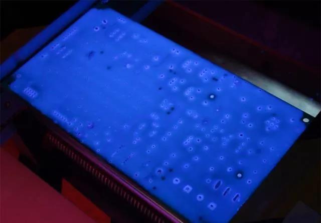 經(jīng)過涂覆工藝后的PCB，在紫光燈下的拍攝效果，原來coating也可以這么美！