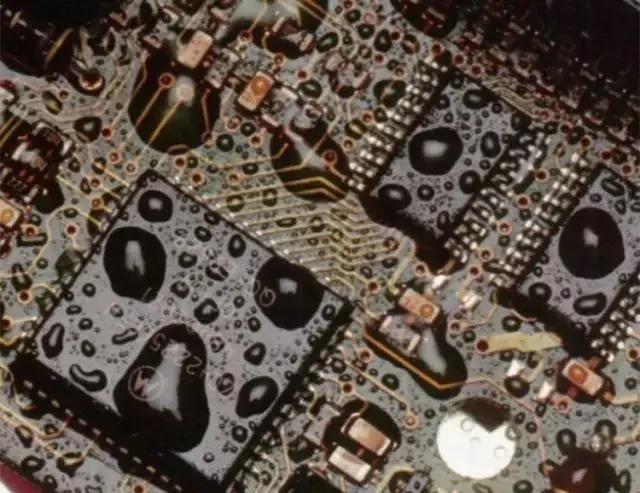 經(jīng)過涂覆工藝后的PCB，在表面形成透明的保護(hù)膜，能有效防止水珠和潮氣侵入，避免漏電和短路。