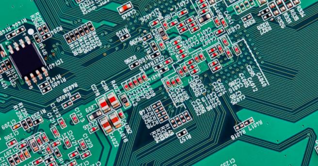 你能在這個復(fù)雜的PCB中找到垂直布線嗎？反正我不能